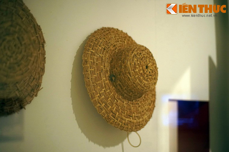 Chiếc mũ rơm che mưa nắng bây giờ chỉ còn hiện diện ở các vùng quê, nhưng rất phổ biến ở Hà Nội thời bao cấp.