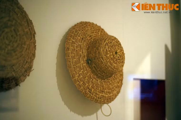 Chiếc mũ rơm che mưa nắng bây giờ chỉ còn hiện diện ở các vùng quê, nhưng rất phổ biến ở Hà Nội thời bao cấp.