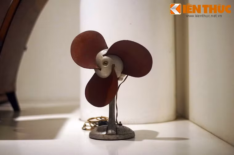 Quạt "tai voi" được đem về từ Liên Xô, chỉ những gia đình "khá giả" có người học tập, công tác ở các nước Đông Âu mới có cơ hội sở hữu.