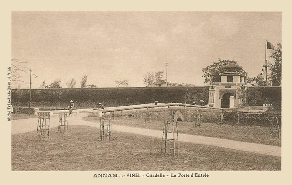 Bên ngoài một cổng của thành Vinh.