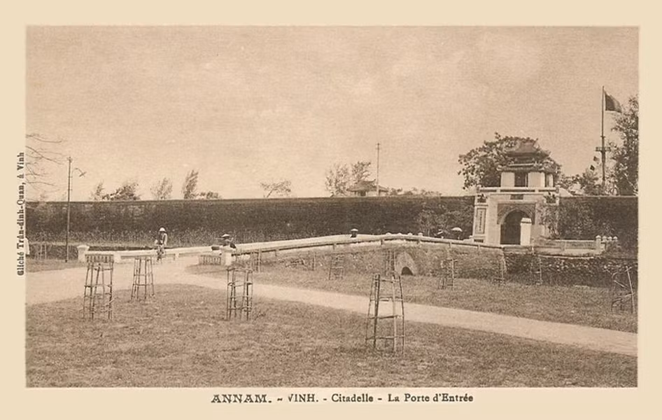 Bên ngoài một cổng của thành Vinh.