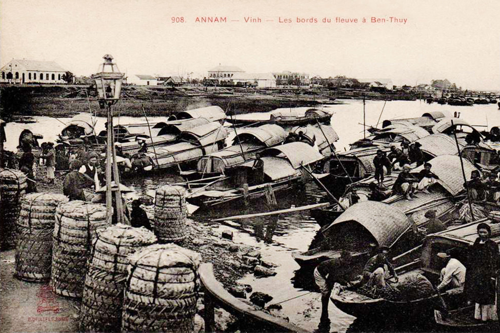 Thuyền bè bên bờ sông Lam, khu vực Bến Thủy.