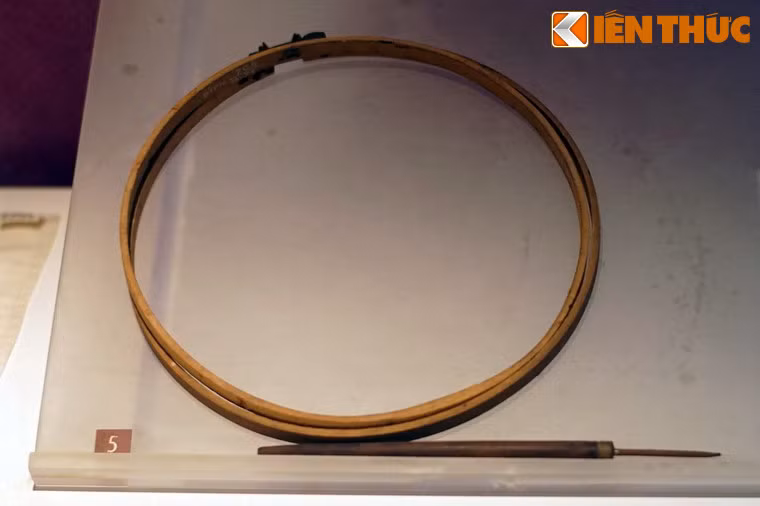 Kim móc và khung thêu bà Phạm Thị Ánh dùng trong thời gian bị giam cầm ở Châu Đốc và Long Xuyên, từ 1969-1974.