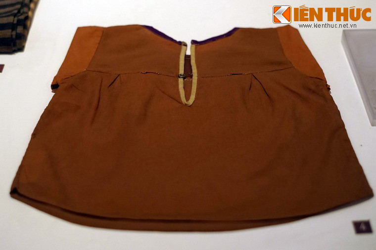 Áo của con gái bà Ngô Thị Hồng Diệp dùng khi hai mẹ con bị giam cầm ở Kiến Phong (Đồng Tháp), tháng 4-5/1971.