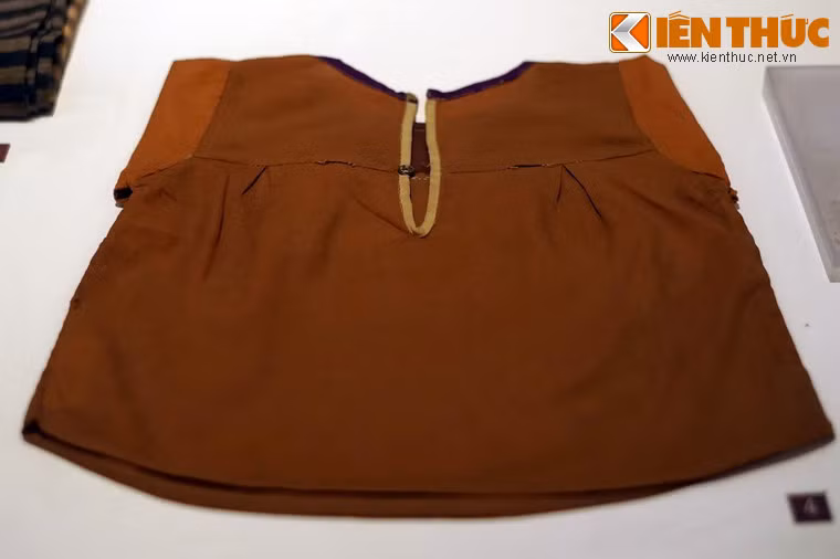 Áo của con gái bà Ngô Thị Hồng Diệp dùng khi hai mẹ con bị giam cầm ở Kiến Phong (Đồng Tháp), tháng 4-5/1971.