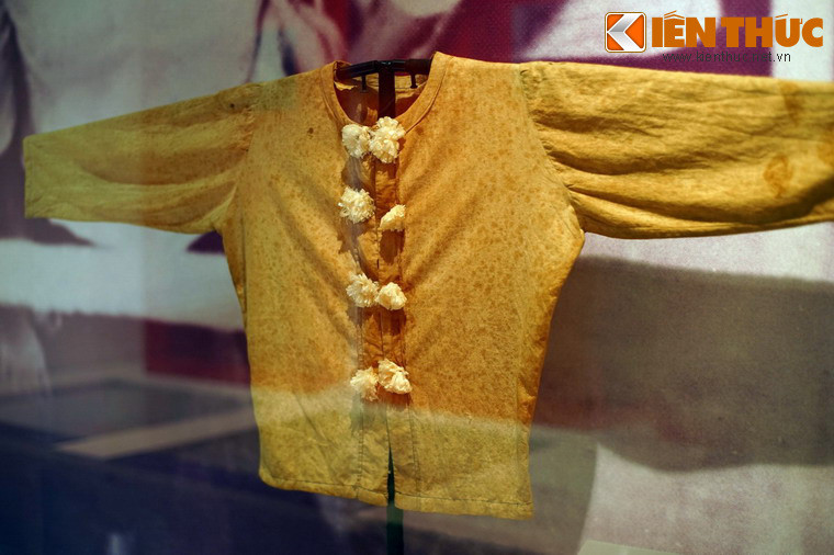 Áo của chị em ở nhà tù Phú Tài tự may để biểu diễn văn nghệ, 1968-1973.