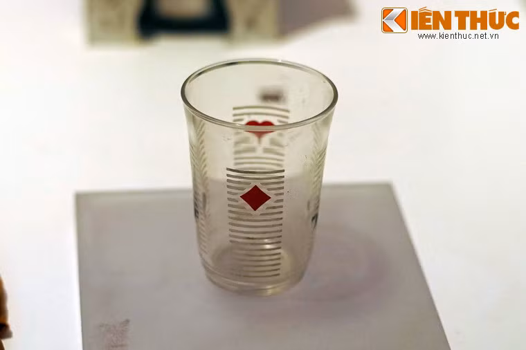 Cốc của bà Bùi Thị Nga dùng cho con khi bị giam ở bót Hòa Hòa, Sài Gòn 1960.