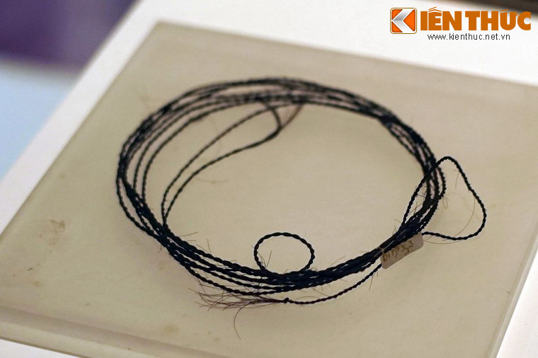 Dây phơi kết bằng tóc của các nữ tù bị giam ở Côn Đảo, 1970-1974.