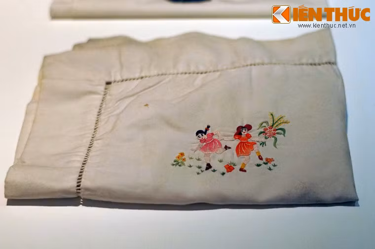 Vỏ gối của bà Cao Ngọc Quế làm trong thời gian ở nhà tù Tân Hiệp tặng con gái Ngọc Hạnh, Đồng Nai 1971.