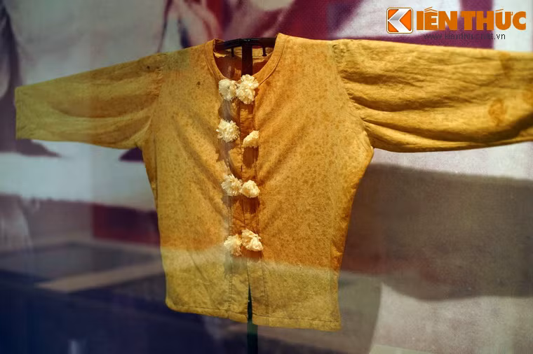 Áo của chị em ở nhà tù Phú Tài tự may để biểu diễn văn nghệ, 1968-1973.