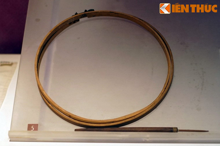 Kim móc và khung thêu bà Phạm Thị Ánh dùng trong thời gian bị giam cầm ở Châu Đốc và Long Xuyên, từ 1969-1974.