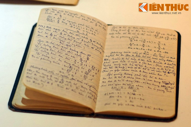 Sổ ghi chép công thức toán, ngữ Pháp tiếng Pháp, bà Trần Duy Phương sử dụng để dạy cho chị em trong thời gian ở nhà tù Phú Tài, Quy Nhơn, Bình Định 1972-1973.