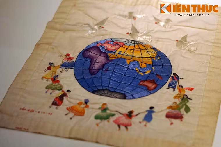Bức thêu "Ước vọng hòa bình", thêu trong thời gian ở tù của bà Nguyễn Thị Hiền, Côn Đảo 1973.