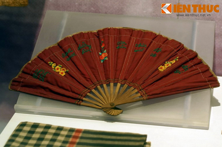 Quạt của bà Phạm Thị Kim Cúc được người bạn cùng nhà lao Tân Hiệp tặng, Đồng Nai 1973.