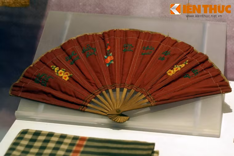 Quạt của bà Phạm Thị Kim Cúc được người bạn cùng nhà lao Tân Hiệp tặng, Đồng Nai 1973.