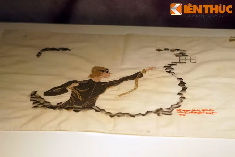 Bức thêu "Xiềng xích, ngục tù, trui rèn thêm ý chí", bà Nguyễn Thị Tươi thêu trong thời gian ở nhà tù Côn Đảo , 1973.