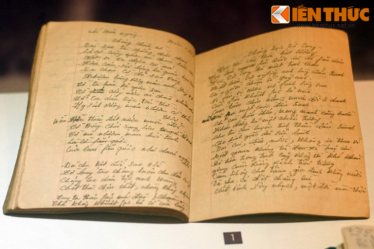 Sổ ghi chép của bà Bùi Thị Thu Hà ghi lại 27 bài thơ đã sáng tác tại nhà tù Phú Lợi (Bình Dương) và Chí Hòa (Sài Gòn), từ 1958-1961. Loạt hiện vật được trưng bài tại Bảo tàng Phụ nữ Việt Nam.