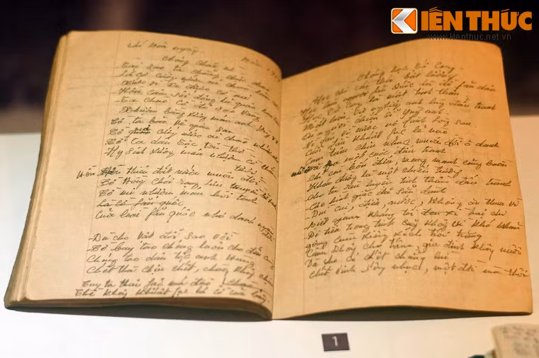 Sổ ghi chép của bà Bùi Thị Thu Hà ghi lại 27 bài thơ đã sáng tác tại nhà tù Phú Lợi (Bình Dương) và Chí Hòa (Sài Gòn), từ 1958-1961. Loạt hiện vật được trưng bài tại Bảo tàng Phụ nữ Việt Nam.
