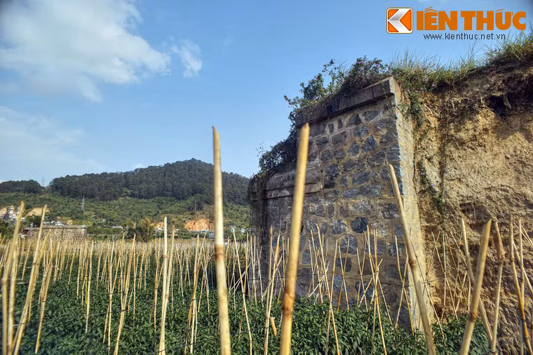 Cách trụ cầu phía Tây không xa, phần mố cầu xây bằng đá chẻ vẫn còn dấu tích.