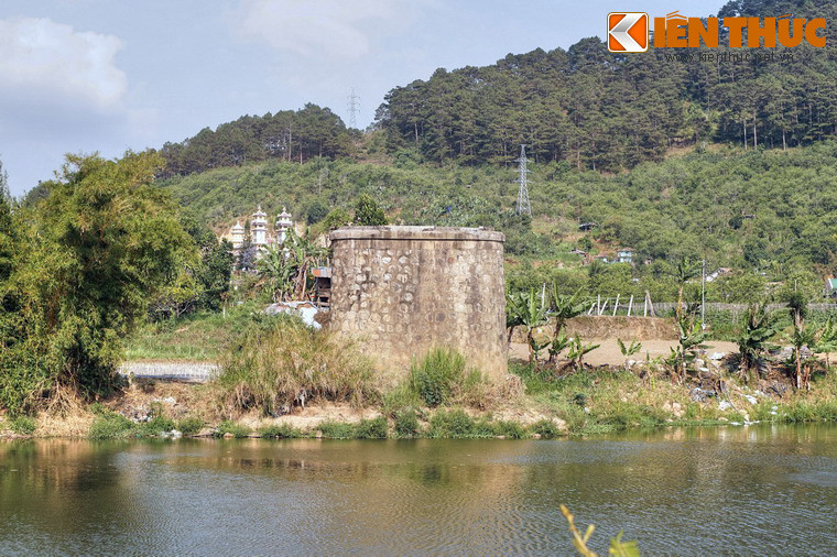 Do những điều kiện đặc thù về địa hình (nằm ở độ cao 1.600 mét) mà việc xây cầu Dran được tiến hành trong quãng thời gian khá dài với sự tham gia của các chuyên gia hàng đầu về đường sắt trên thế giới đến từ Thụy Sĩ, Pháp.