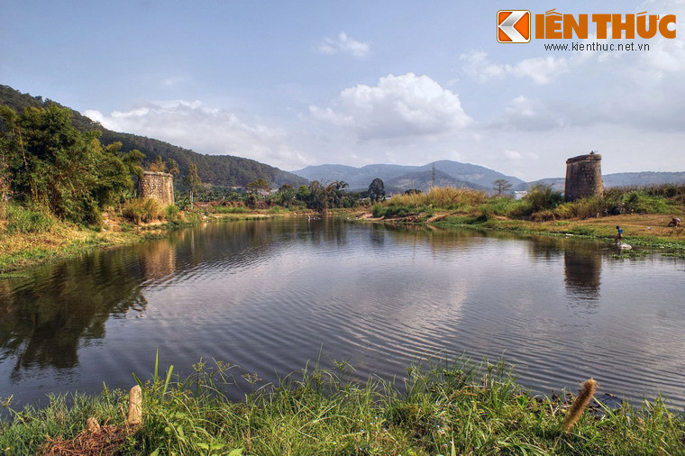 Bên hai bờ sông Đa Nhim ở thị trấn Dran, huyện Đơn Dương, tỉnh Lâm Đồng, có hai khối kiến trúc bằng đá đứng sừng sững, nổi bật giữa một vùng đồng không mông quạnh.