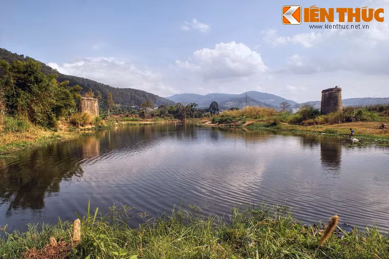 Bên hai bờ sông Đa Nhim ở thị trấn Dran, huyện Đơn Dương, tỉnh Lâm Đồng, có hai khối kiến trúc bằng đá đứng sừng sững, nổi bật giữa một vùng đồng không mông quạnh.