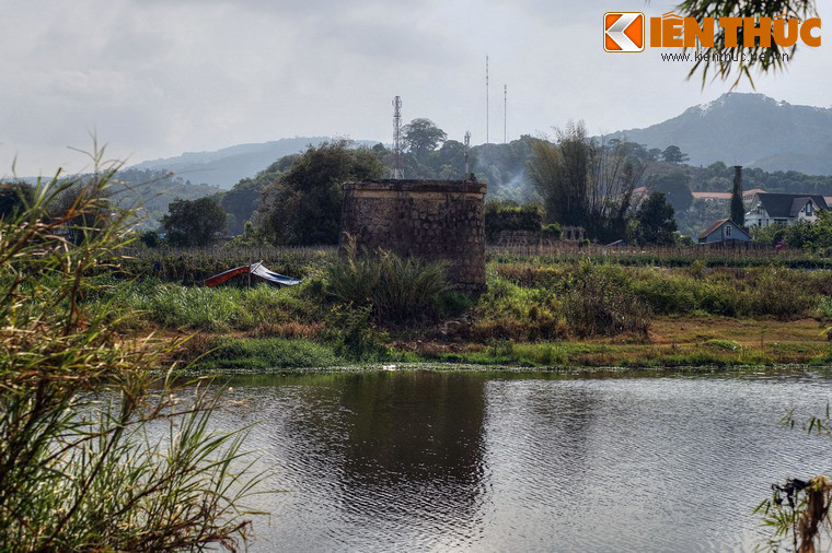 Những gì còn lại của cây cầu trăm tuổi giờ đây là hai trụ cầu soi bóng xuống dòng sông Đa Nhim.