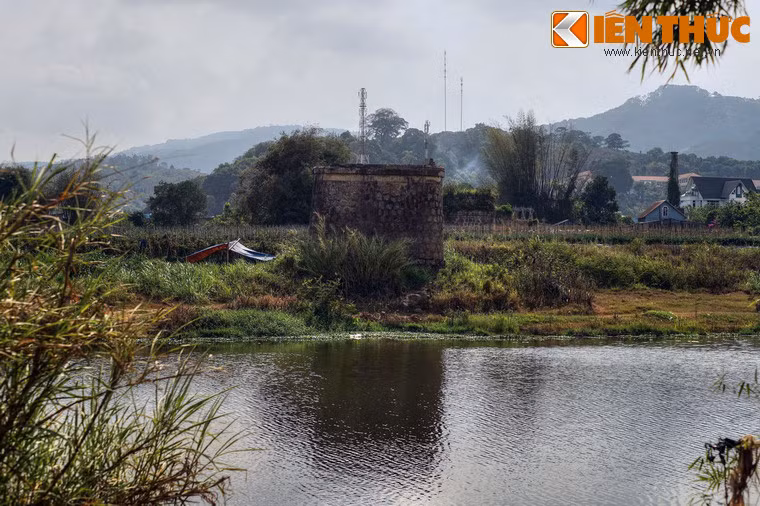 Những gì còn lại của cây cầu trăm tuổi giờ đây là hai trụ cầu soi bóng xuống dòng sông Đa Nhim.