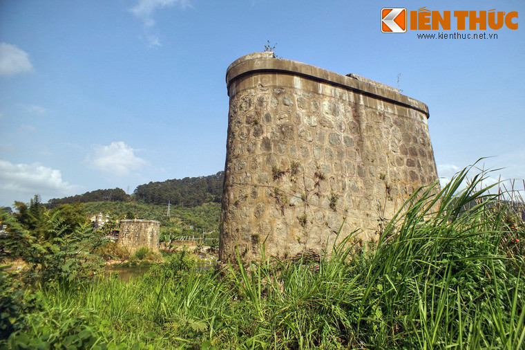 Đó chính là hai trụ cầu còn lại của cầu Dran, cây cầu nằm trên tuyến đường sắt huyền thoại một thời nối liền Phan Rang (Ninh Thuận) với Đà Lạt (Lâm Đồng).