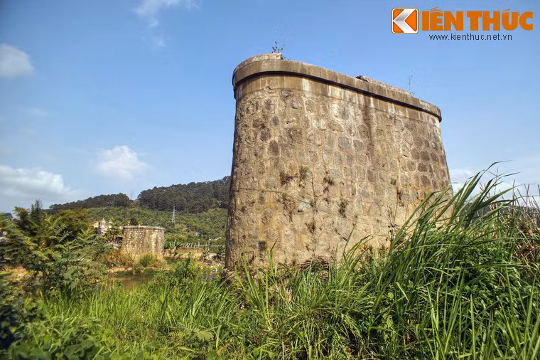 Đó chính là hai trụ cầu còn lại của cầu Dran, cây cầu nằm trên tuyến đường sắt huyền thoại một thời nối liền Phan Rang (Ninh Thuận) với Đà Lạt (Lâm Đồng).