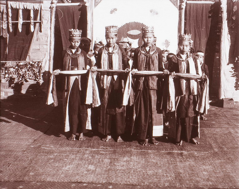 Màn bái chào khi kết thúc tiết mục múa khăn.