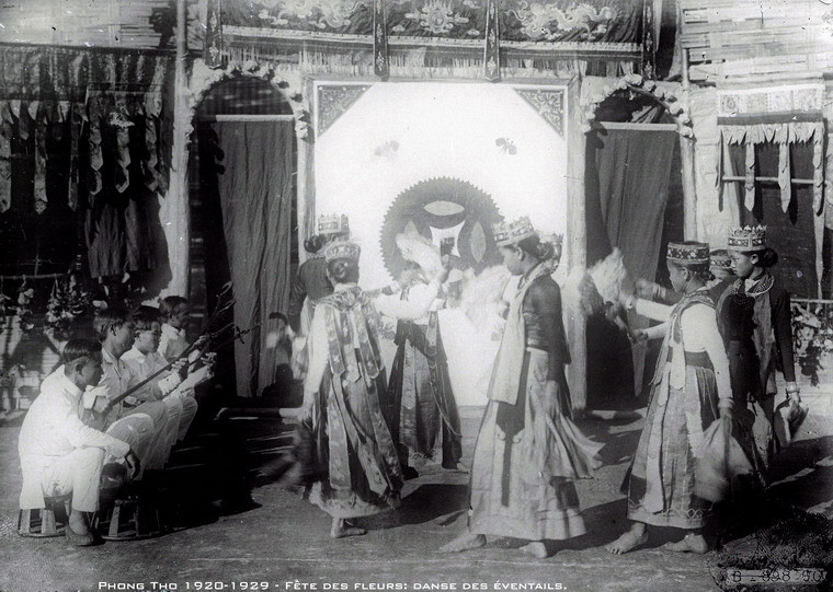 Một hình ảnh khác của màn múa quạt.