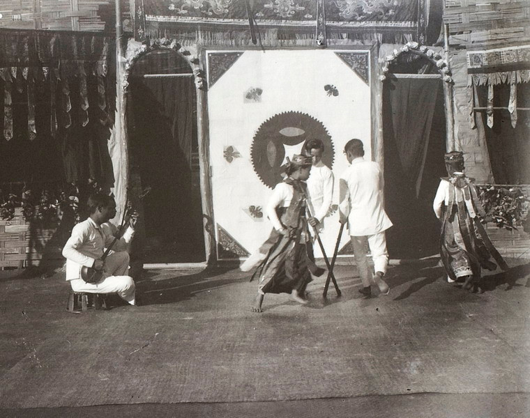 Tiết mục múa gậy tre.