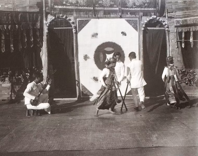 Tiết mục múa gậy tre.