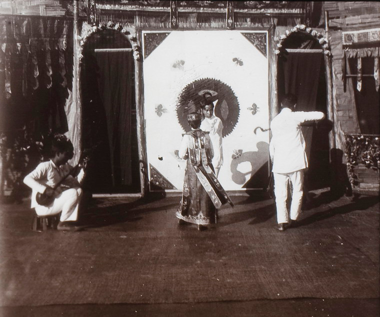 Trình tấu nhạc cụ truyền thống.