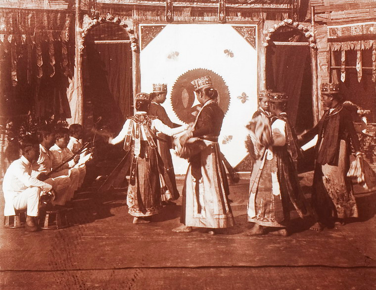 Các thiếu nữ dân tộc thiểu số múa khăn tại lễ hội ở Phong Thổ.