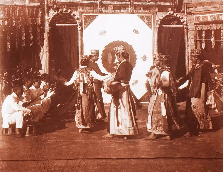 Các thiếu nữ dân tộc thiểu số múa khăn tại lễ hội ở Phong Thổ.