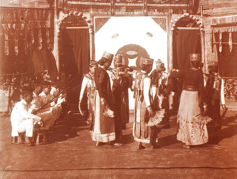 Màn biểu diễn tiếp theo là múa quạt.