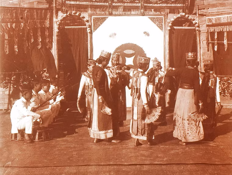 Màn biểu diễn tiếp theo là múa quạt.