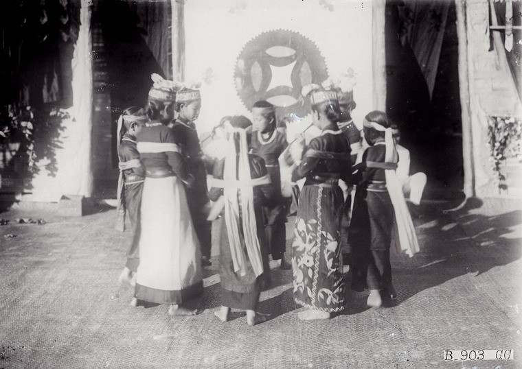 Một khoảnh khắc được ghi lại từ màn múa khăn.