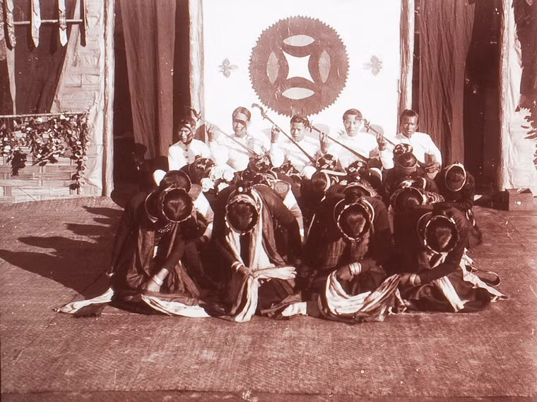 Dàn diễn viên bái lạy các ông quan có mặt trước sân khấu.