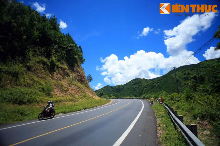 Nằm trên trên quốc lộ 19 ở vùng giáp ranh huyện Mang Yang và huyện Đăk Pơ thuộc tỉnh Gia Lai, đèo Mang Yang (tiếng Jrai có nghĩa là Cổng trời) là một con đèo không dài nhưng quanh co, hiểm trở.