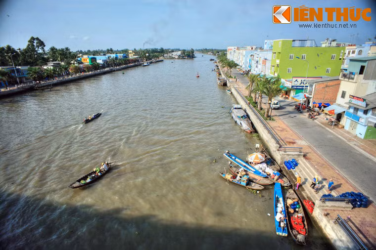 Bảy dòng kênh được ví như bảy con rồng nuôi sống thị xã, gồm kênh Cái Côn, Búng Tàu, Mang Cá, Sóc Trăng, Lái Hiếu, Xẻo Môn, Xẻo Dong. Trong đó kinh Cái Côn lớn nhất, tuyến đường thủy huyết mạch nối liền sông Hậu với thị xã Ngã Bảy.