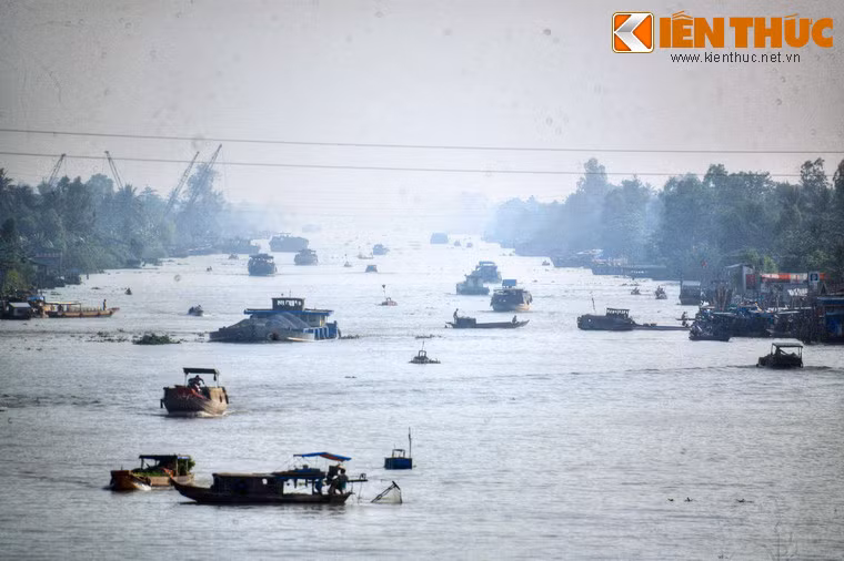 Với địa hình đặc biệt của mình, thị xã Ngã Bảy là một đô thị mang đậm bản sắc văn hóa sông nước của khu vực đồng bằng sông Cửu Long.