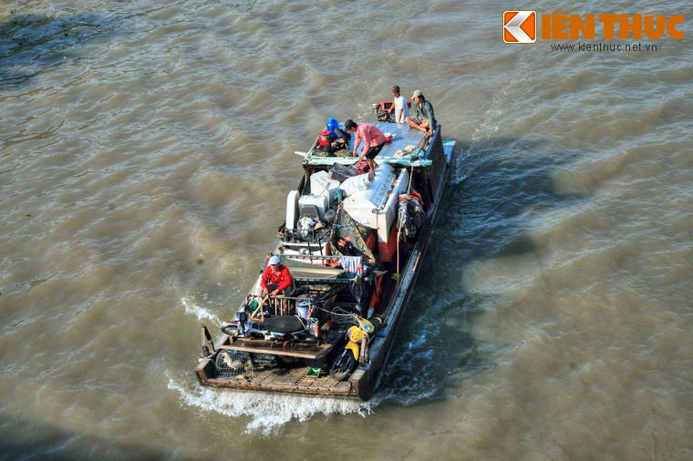 Hình ảnh đời thường quen thuộc ở thị xã này là những chuyến tàu chở đủ loại hàng hóa, hành khách xuôi ngược trên các dòng kênh.