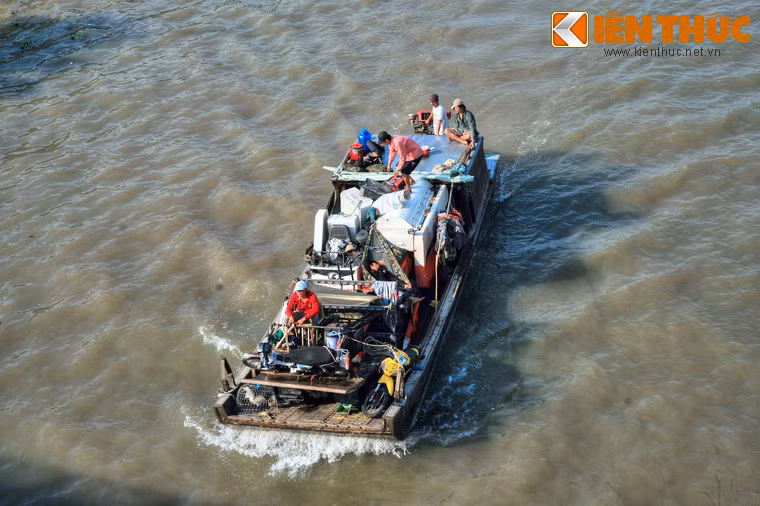 Hình ảnh đời thường quen thuộc ở thị xã này là những chuyến tàu chở đủ loại hàng hóa, hành khách xuôi ngược trên các dòng kênh.