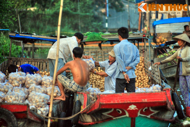 Sau gần 100 năm phát triển và sung túc, chợ nổi Ngã Bảy đã được di dời về chợ nổi Ba Ngàn trên sông Cái Côn, cách vị trí cũ hơn 3 cây số.