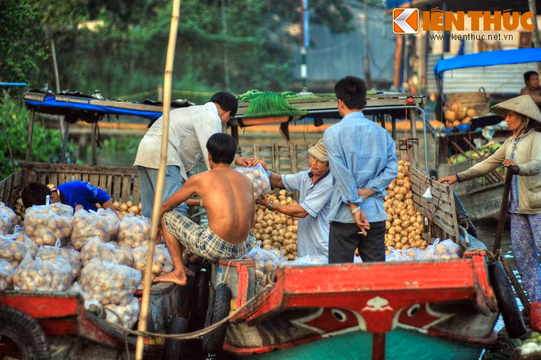 Sau gần 100 năm phát triển và sung túc, chợ nổi Ngã Bảy đã được di dời về chợ nổi Ba Ngàn trên sông Cái Côn, cách vị trí cũ hơn 3 cây số.