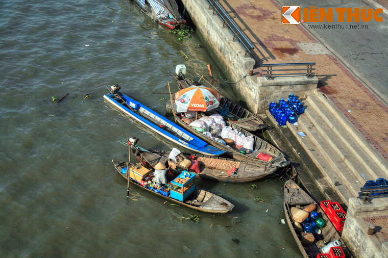 Những bến thuyền tấp nập từ mờ sáng cho đến xẩm tối.