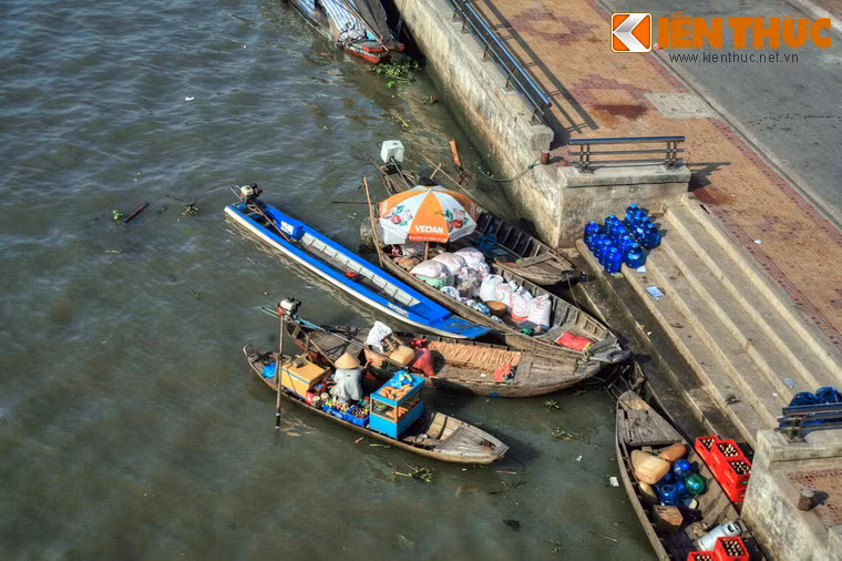 Những bến thuyền tấp nập từ mờ sáng cho đến xẩm tối.